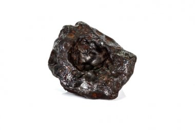 Beyaz arka planda makro taş mineral meteorit tektit 