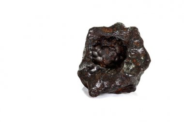 Beyaz arka planda makro taş mineral meteorit tektit 