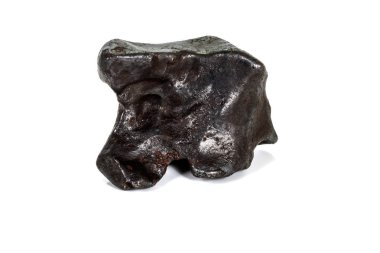 Beyaz arka planda makro taş mineral meteorit tektit 