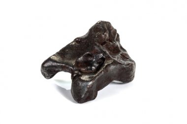 Beyaz arka planda makro taş mineral meteorit tektit 