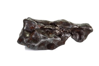 Beyaz arka planda makro taş mineral meteorit tektit 