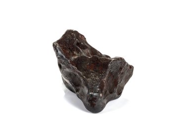 Beyaz arka planda makro taş mineral meteorit tektit 