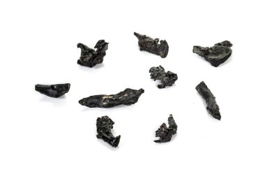 Beyaz arka planda makro taş mineral meteorit tektit 