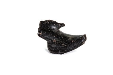 Beyaz arka planda makro taş mineral meteorit tektit 