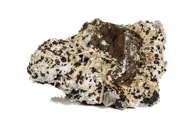 Makro kamień mineralny pyrite w skale na białym tle — Zdjęcie stockowe