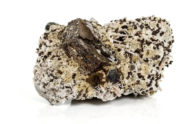 Makro taş beyaz arka planda kaya pirit mineral 