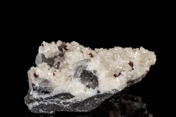 Macro steen Cinnaber dolomiet mineraal op een zwarte achtergrond — Stockfoto