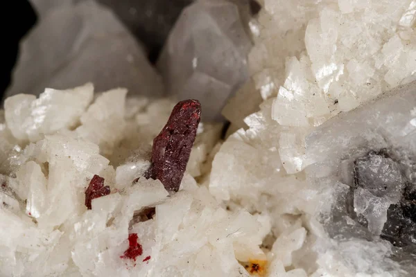 Makrostein Zinnober Dolomit Mineral auf schwarzem Hintergrund — Stockfoto