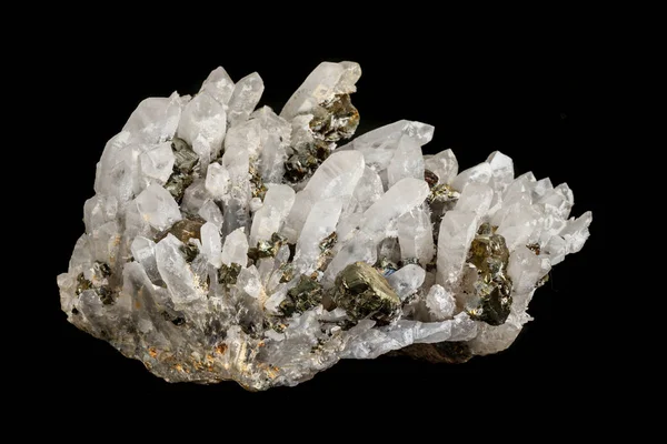 Makro kamień mineralny pyrite w skale na czarnym — Zdjęcie stockowe