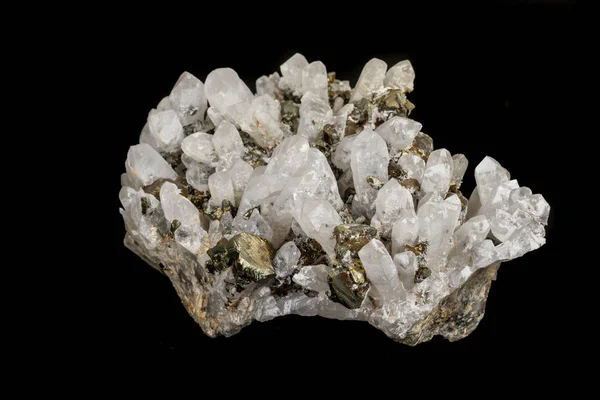 Макростоун Піритний мінерал у скелі на чорному — стокове фото