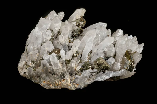 Makro kamień mineralny pyrite w skale na czarnym — Zdjęcie stockowe