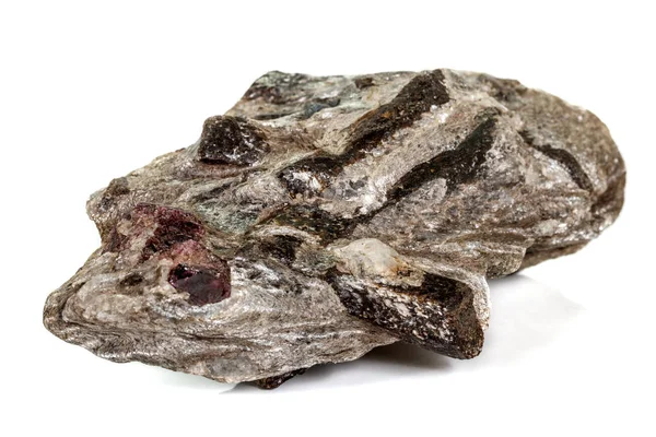 Macro pedra Garnet mineral em rocha sobre um fundo branco — Fotografia de Stock