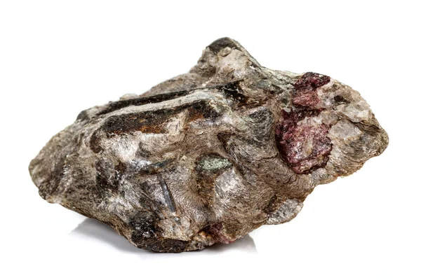 Beyaz bir arka planda rock makro taş Garnet mineral — Stok fotoğraf