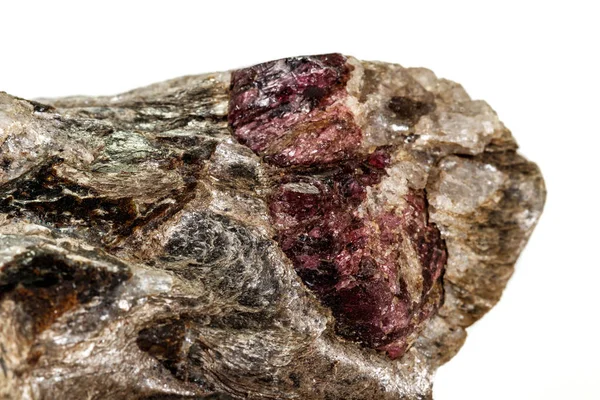 Makro kamień granat mineralny w skale na białym tle — Zdjęcie stockowe
