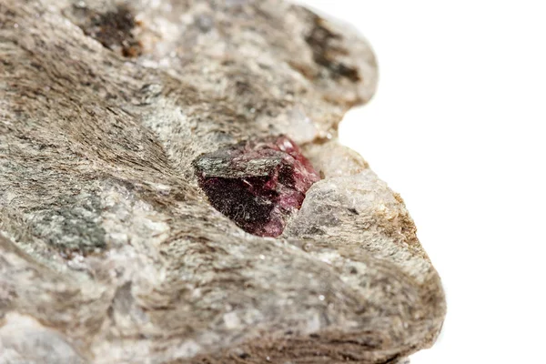 Makro kamień granat mineralny w skale na białym tle — Zdjęcie stockowe