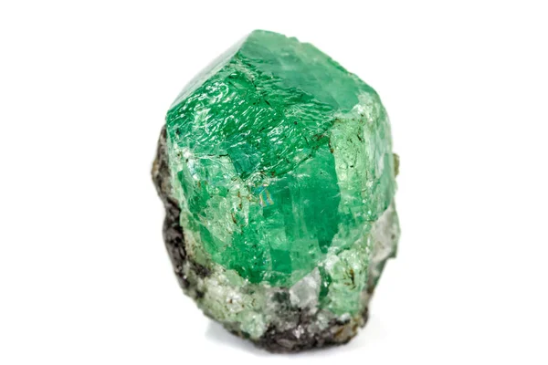 Macro pedra granada mineral, Uvarovite em rocha em um backgro branco — Fotografia de Stock