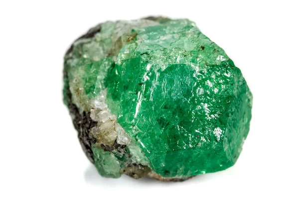 Macro pedra granada mineral, Uvarovite em rocha em um backgro branco — Fotografia de Stock