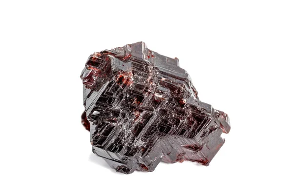 Макро камінь Гарнет мінерал у скелі на білому тлі — стокове фото