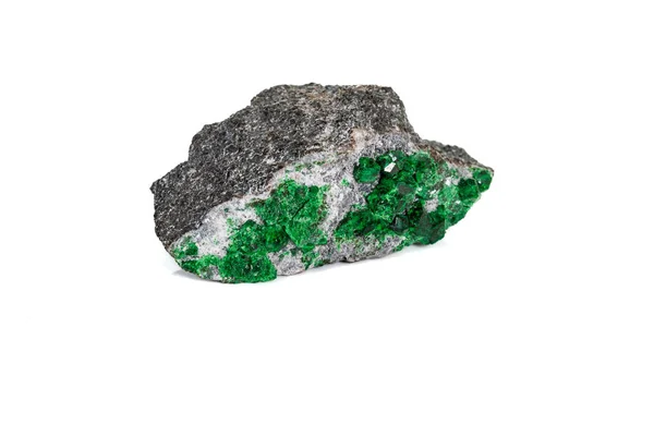 Makro kamień granat mineralny, Uvarovite w skale na białym backgro — Zdjęcie stockowe