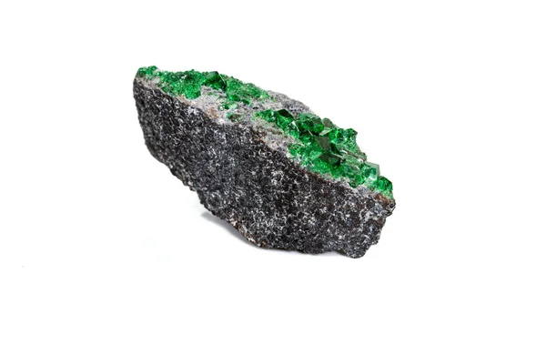 Macro pietra granato minerale, Uvarovite in roccia su sfondo bianco — Foto Stock