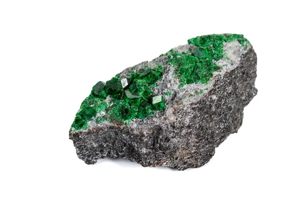 Macro pedra granada mineral, Uvarovite em rocha em um backgro branco — Fotografia de Stock