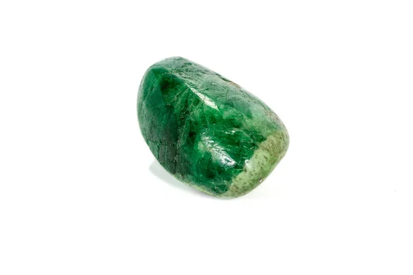 Macro pedra granada mineral, Uvarovite em rocha em um backgro branco — Fotografia de Stock