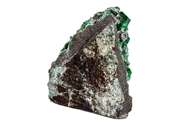 Macro piedra granate mineral, uvarovita en roca sobre un fondo blanco — Foto de Stock