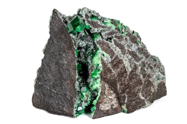 Macro pedra granada mineral, Uvarovite em rocha em um backgro branco — Fotografia de Stock