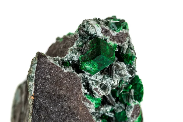 Macro de granaat mineraal van de steen, Uvarovite in rots op een witte backgro — Stockfoto