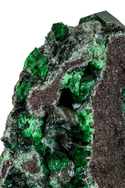 Makro taş Granat mineral, beyaz bir giriş üzerinde kaya uvarovite — Stok fotoğraf