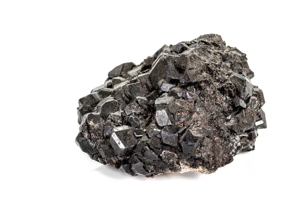 Macro pedra mineral melanita sobre um fundo branco — Fotografia de Stock