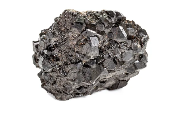 Macro pedra mineral melanita sobre um fundo branco — Fotografia de Stock