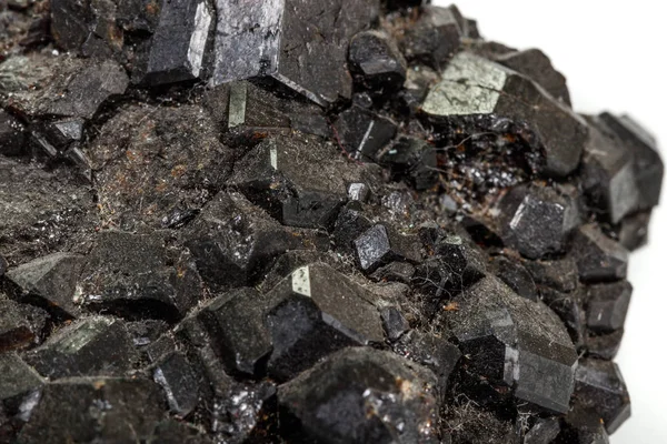 Makro kamień mineralny Melanite na białym tle — Zdjęcie stockowe