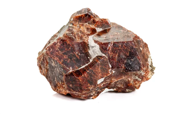 Makrostein grobkörniges Mineral auf weißem Hintergrund — Stockfoto