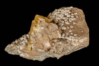 Siyah arka plan üzerinde makro taş Aragonit minerali