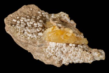 Siyah arka plan üzerinde makro taş Aragonit minerali