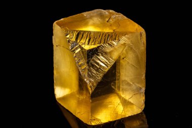 Siyah arka plan üzerinde makro taş mineral Ulexite