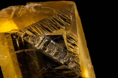 Siyah arka plan üzerinde makro taş mineral Ulexite