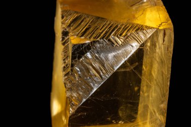 Siyah arka plan üzerinde makro taş mineral Ulexite