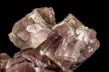 Siyah arka plan üzerinde makro taş Aragonit minerali