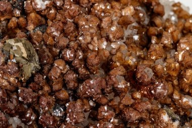 Beyaz arka plan üzerinde makro taş Kalsit minerali 