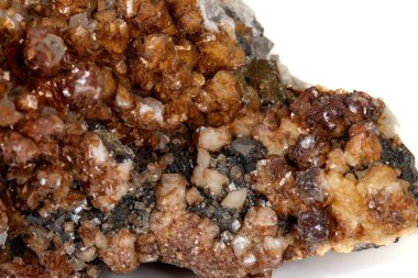Beyaz arka plan üzerinde makro taş Kalsit minerali 