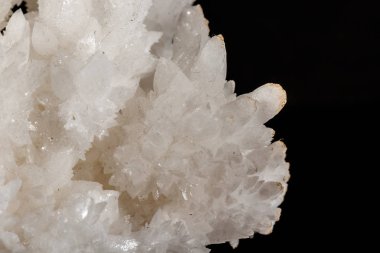 Makro taş kalsit maden siyah bir zemin üzerine