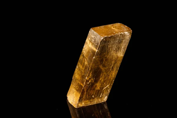 Macro piedra mineral de calcita sobre un fondo negro — Foto de Stock