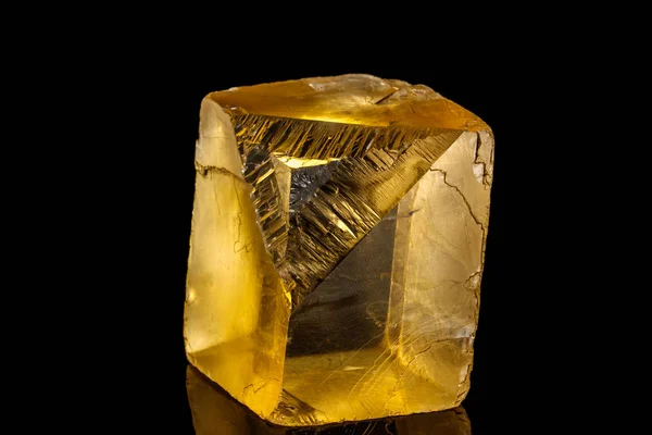 Макрокаменный минерал Улексит на черном фоне — стоковое фото