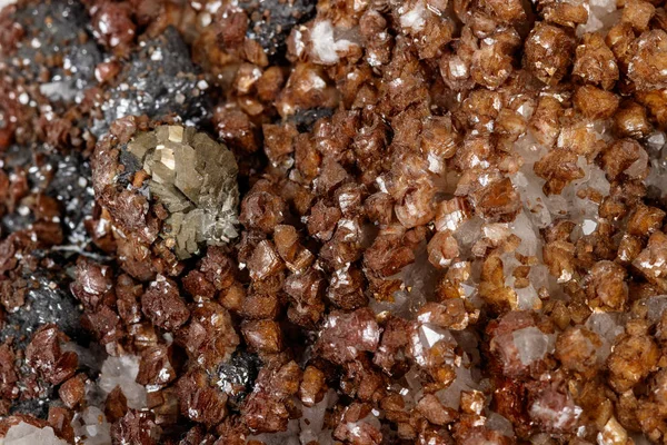 Macro piedra mineral de calcita sobre un fondo blanco — Foto de Stock