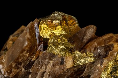 Siyah arka plan üzerinde makro siderite mineral taş