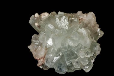 Siyah arka plan üzerinde makro taş Apofillite minerali 