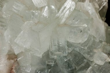 Siyah arka plan üzerinde makro taş Apofillite minerali 