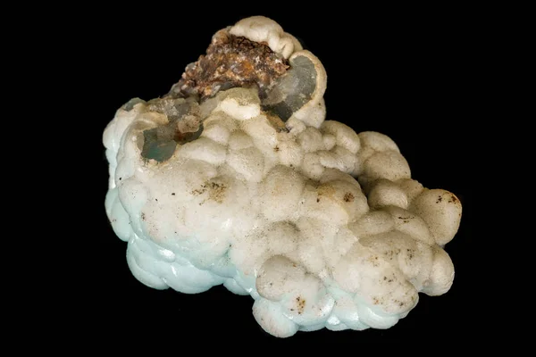 Siyah arka plan üzerinde makro taş kobalt kalsit minerali — Stok fotoğraf